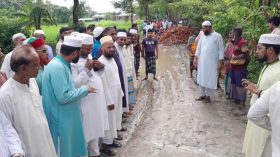 রাস্তা সংস্কার করে দিলেন জামায়াত নেতা