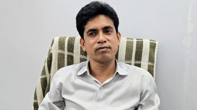 সব রোগের চিকিৎসা দেন দন্তচিকিৎসক হারুন