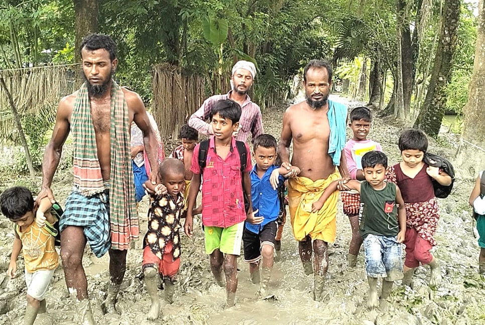 হাঁটু সমান কাদা মাড়িয়েই স্কুলে যায় শিক্ষার্থীরা!
