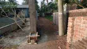 কলাপাড়ায় সড়ক দখল করে সীমানা প্রাচীর নির্মাণ
