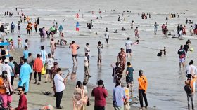 পূজার ছুটিতে কুয়াকাটা সৈকতে পর্যটকের ঢল