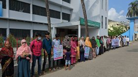 বরগুনায় ডা. রফিকুল ইসলামের বদলি বাতিলের দাবি