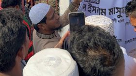 বাউফলে নিজ ব্যানার ফেস্টুন সরালেন জামায়াত প্রার্থী ড. মাসুদ