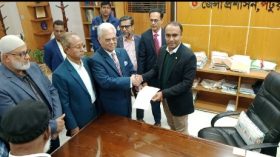 পটুয়াখালী-১ আসনে আলতাফ হোসেন চৌধুরীর মনোনয়নপত্র দাখিল