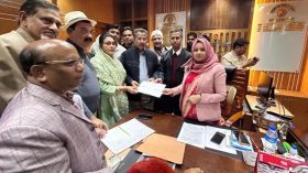 বরিশাল-৬ ‍আসনে বিএনপির প্রার্থী আবুল হোসেন খানের মনোনয়নপত্র সংগ্রহ