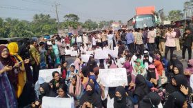 ৮ দফা দাবিতে ঢাকা–বরিশাল মহাসড়ক অবরোধ
