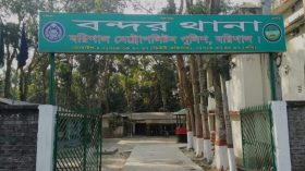বরিশালে আসামিদের হামলায় পুলিশের ২ সদস্য আহত, চাঁদাবাজ বলে আটকে রাখার চেষ্টা