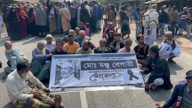 ‎‎গৌরনদীতে ভ্যানচালক মঞ্জু বেপারী হত্যার বিচার দাবিতে মহাসড়ক অবরোধ