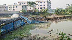 আগৈলঝাড়ায় সরকারী জায়গা দখল করে বালু ভরাট
