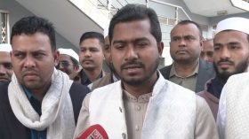 চরমোনাই পীরের দোয়া নিয়ে নির্বাচনে মাঠে নামছেন ভিপি নুর