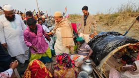 হিজলায় বেদে সম্প্রদায়ের সঙ্গে রাজিব আহসানের কুশল বিনিময়