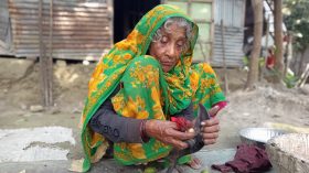 নদীতীরের জীর্ণ ঘরে বৃদ্ধা আলেয়া বেগমের একাকী সংগ্রাম