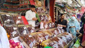 বরিশালে লাগামহীন দামে অস্থির রমজানের বাজার : খেজুর-ফল কিনতেই হিমশিম
