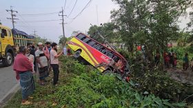 বরিশাল-কুয়াকাটা মহাসড়কে খাদে পড়ল বাস
