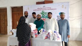 বিএম কলেজে কর্মচারীদের মাঝে ছাত্রশিবিরের ঈদ সামগ্রী বিতরণ