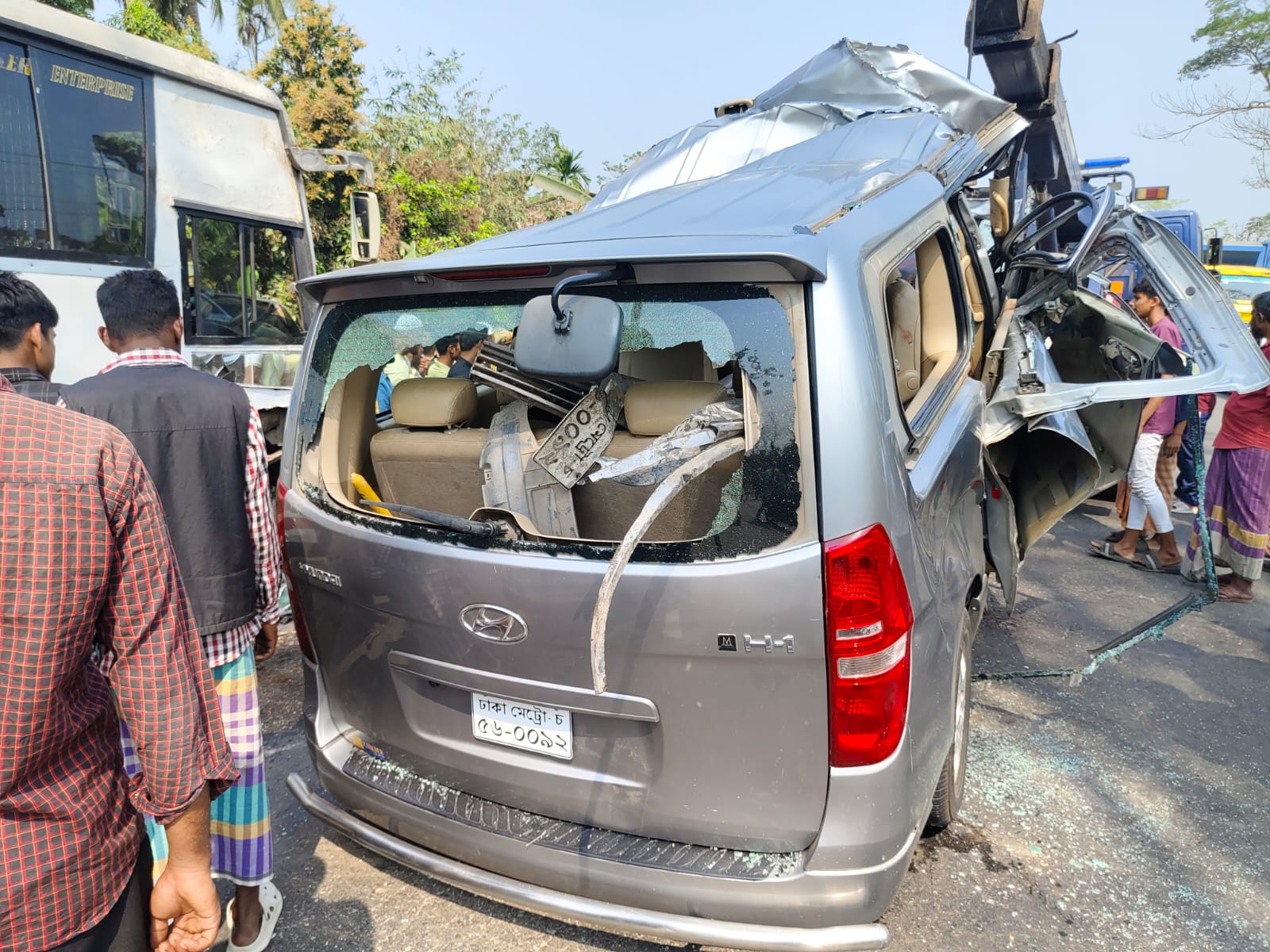 ঢাকা-বরিশাল মহাসড়কে বাস-মাইক্রোবাস সংঘর্ষে নিহত ২