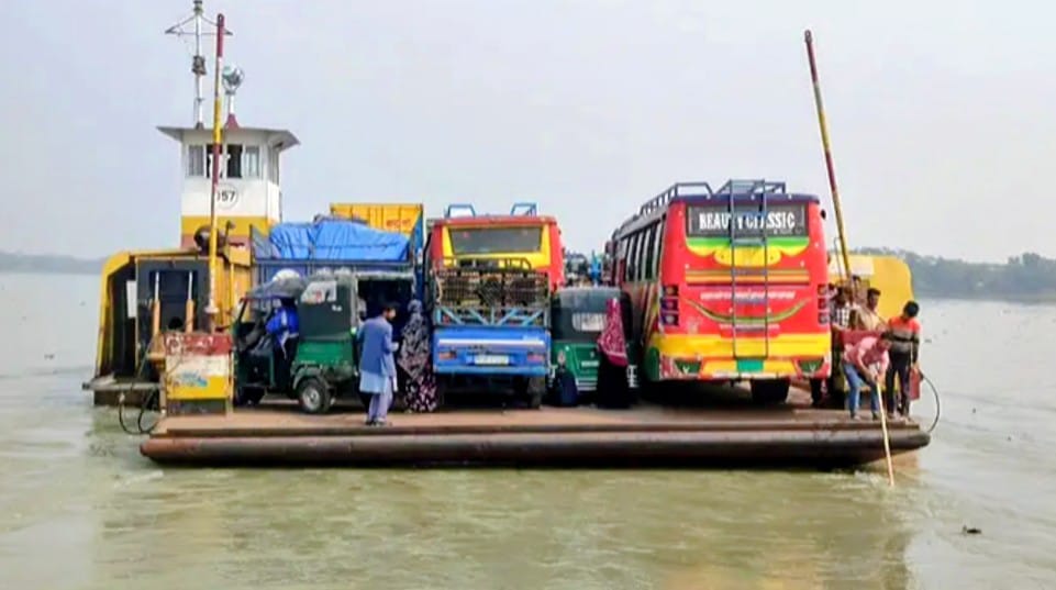 নাব্যতা সংকট দেড় কিলোমিটার ঘুরে চলছে মিরগঞ্জ ফেরি