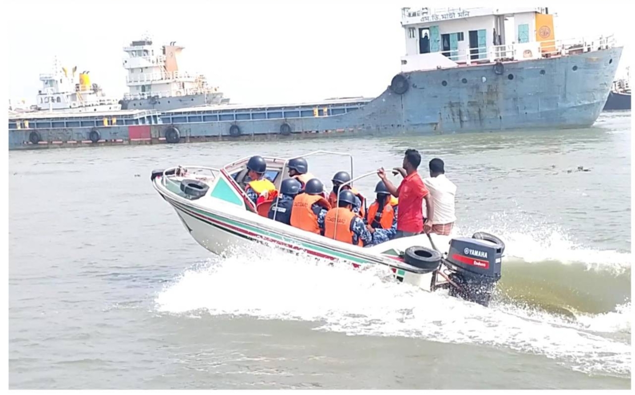 মেঘনায় অবৈধ বালু উত্তোলন রোধে যৌথ অভিযান ১৪ ড্রেজারের নথিপত্র জব্দ