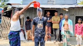 দুধ দিয়ে গোসল করে পরকীয়ায় আসক্ত স্ত্রীকে ঘরে না তোলার প্রতিজ্ঞা