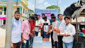 মহিপুরে এসএসসি পরীক্ষার্থীদের মাঝে ঠান্ডা পানি ও স্যালাইন বিতরণ