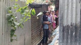 কলাপাড়ায় সড়ক আটকে ঘর নির্মাণ, ১৭ বছর ধরে ভোগান্তিতে দুই পরিবার
