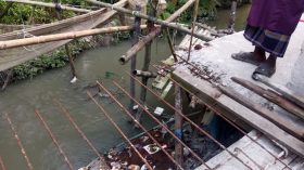 লালমোহনে খাল দখল করে পাকা ভবন নির্মাণ