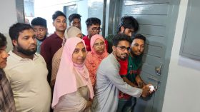 বরিশালের নতুন সিভিল সার্জনের অপসারণ দাবিতে কক্ষে তালা