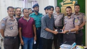 বরিশালে ২০টি হারানো মোবাইল প্রকৃত মালিকদের কাছে হস্তান্তর