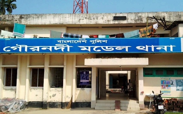 গৌরনদীতে শিক্ষককে বেঁধে বাসায় ডাকাতি