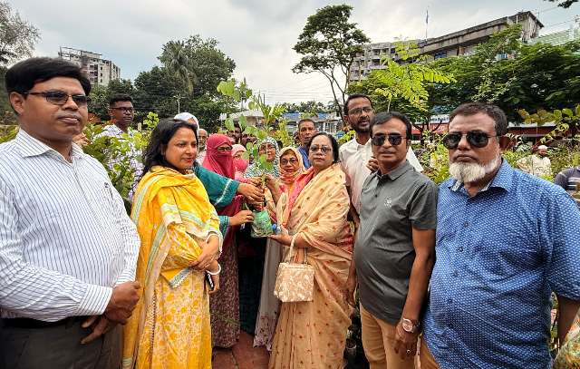 বরিশাল সিটি করপোরেশনের পক্ষ থেকে ২০ হাজার বৃক্ষ বিতরণ