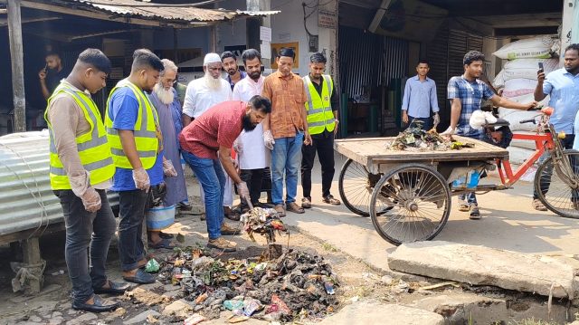 হিজলায় ডেঙ্গু প্রতিরোধে হাটবাজার পরিষ্কার-পরিচ্ছন্নতা অভিযান