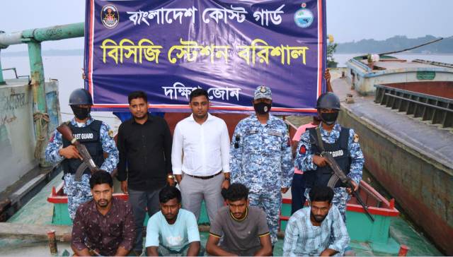 অবৈধভাবে বালু উত্তোলন করায় ৫ লাখ ৫০ হাজার টাকা জরিমানা, ২ ড্রেজার ও ৩ বাল্কহেড জব্দ