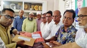 কলাপাড়ায় দুর্গাপূজা উপলক্ষে শাড়ি ও অর্থ বিতরণ করলেন এমপি এবিএম মোশাররফ