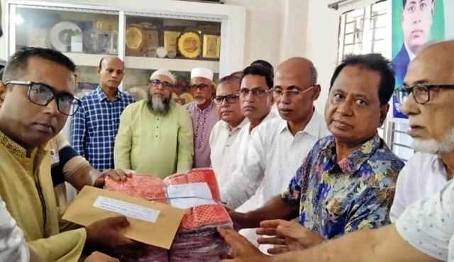 কলাপাড়ায় দুর্গাপূজা উপলক্ষে শাড়ি ও অর্থ বিতরণ করলেন এমপি এবিএম মোশাররফ