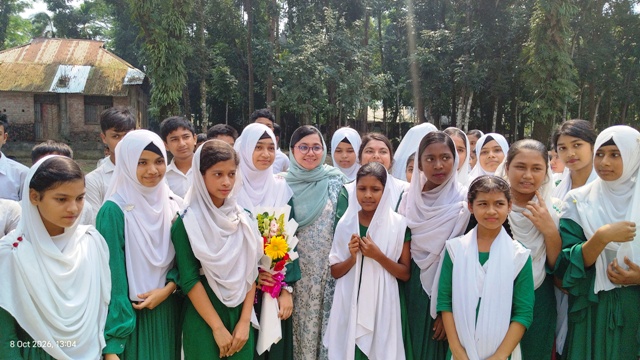 নদীভাঙন ও গ্রামীণ সড়ক পরিদর্শনে এমপি ডা. মাহমুদা আলম মিতু