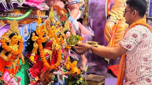 আলোর মালায় সেজেছে রূপসী বরিশাল