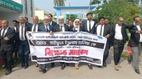 আলিফ হত্যার প্রতিবাদে বরগুনায় আইনজীবীদের বিক্ষোভ