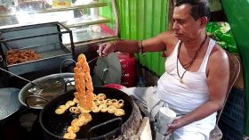 ঐতিহ্য ধরে রেখেছে সাধুর দোকানের জিলাপি