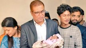শহীদ শাজাহানের সন্তানের পাশে দাঁড়ালেন জেলা প্রশাসক
