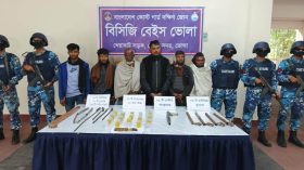 ভোলায় আগ্নেয়াস্ত্র-হাতবোমাসহ আটক ৬