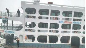 ঘন কুয়াশায় চলতে গিয়ে ২ লঞ্চ উঠে গেল চড়ে