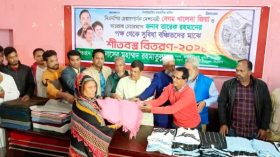 বরিশালে বিএনপি নেতার শীতবস্ত্র বিতরণ