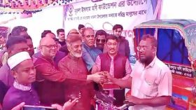 অসচ্ছল পরিবারকে স্বাবলম্বী করতে অটোরিকশা বিতরণ