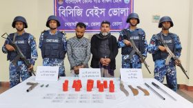 অস্ত্র ও বোমাসহ দুই শীর্ষ সন্ত্রাসী আটক