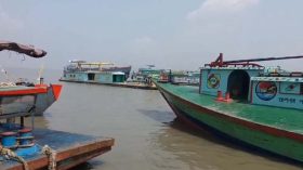 চাঁদপুরে জাহাজে ৭ খুন: কর্মবিরতিতে পণ্যবাহী নৌযান শ্রমিকরা