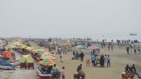 শীত উপেক্ষা করে পর্যটকে মুখর কুয়াকাটা