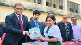 ভোলায় শিক্ষার্থীদের মাঝে নতুন বই বিতরণ