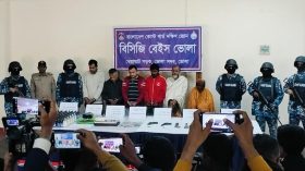 ভোলায় বিদেশি ২ পিস্তলসহ আটক ৬