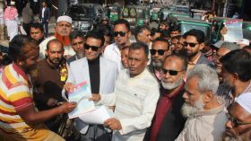 ৩১ দফা দাবি বাস্তবায়নে বরিশালে বিএনপির লিফলেট বিতরণ