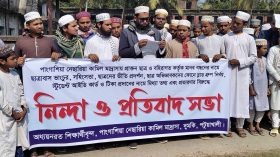 দুমকিতে ছাত্রাবাসে হামলার প্রতিবাদে ছাত্রবিক্ষোভ